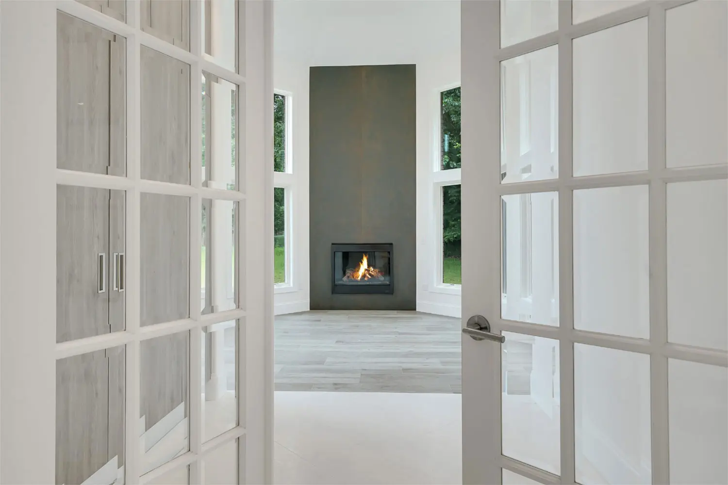 Modern room with fireplace and windows